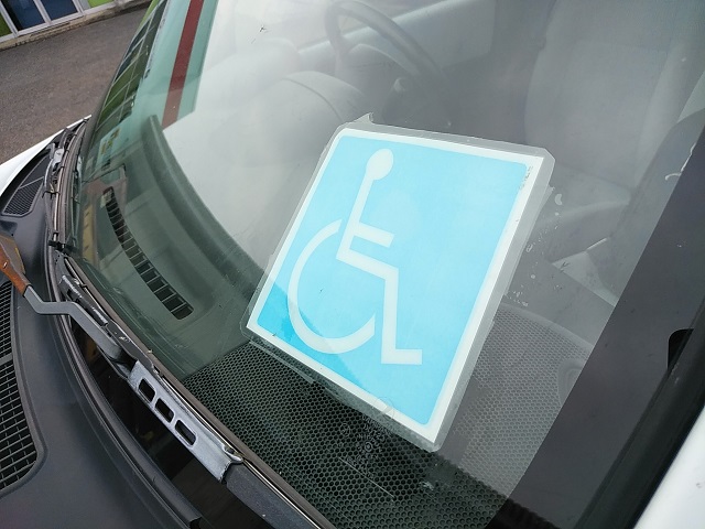 自動車に貼ってある車椅子マークの意味は？