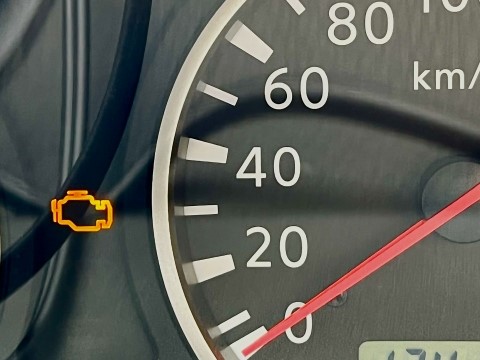 エンジンランプが点灯したり点滅したりしたらどうする 原因や対処方法 廃車ひきとり110番スタッフコラム エンジンランプが点灯したり点滅したりしたらどうする 原因や対処方法 廃車ひきとり110番スタッフコラム