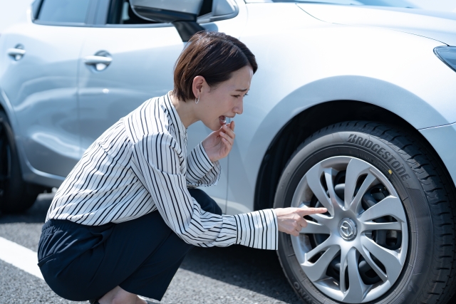 後部タイヤが、パンクしています。 車のタイヤがパンクかも？見分け方やその後の対処法を分かり