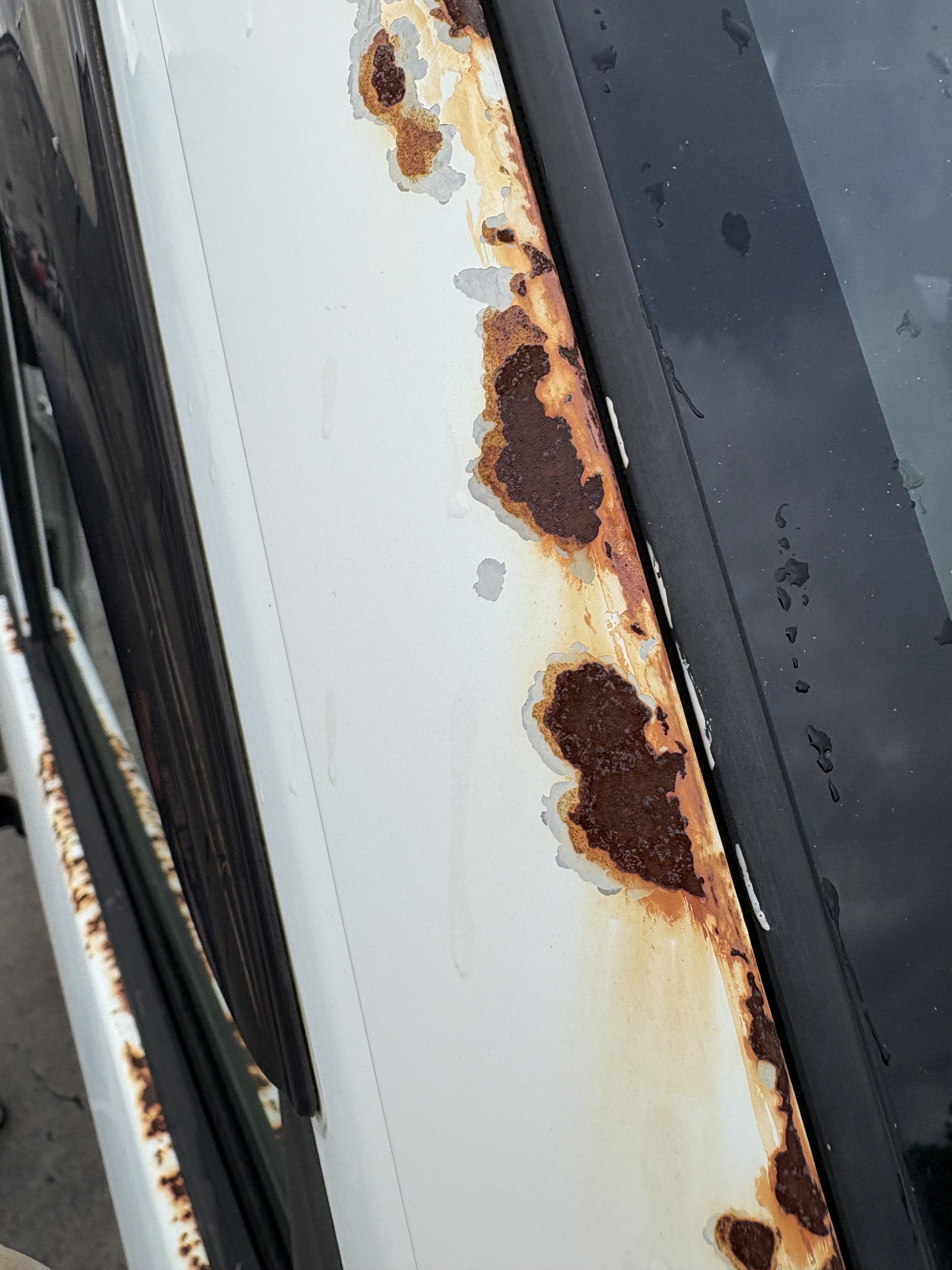 状態確認　※傷あり(傷というより折れ) ピラーの傷、どう直す？自分でできる修理とプロに任せる方法